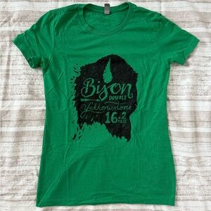 💪🏻 Vacation Races Kelly Green Yellowstone Bison Double Tee Medium (fitted)